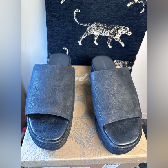 Free People Harbor Platform Sandal in Black slide heel suede leather like new - Picture 3 of 8